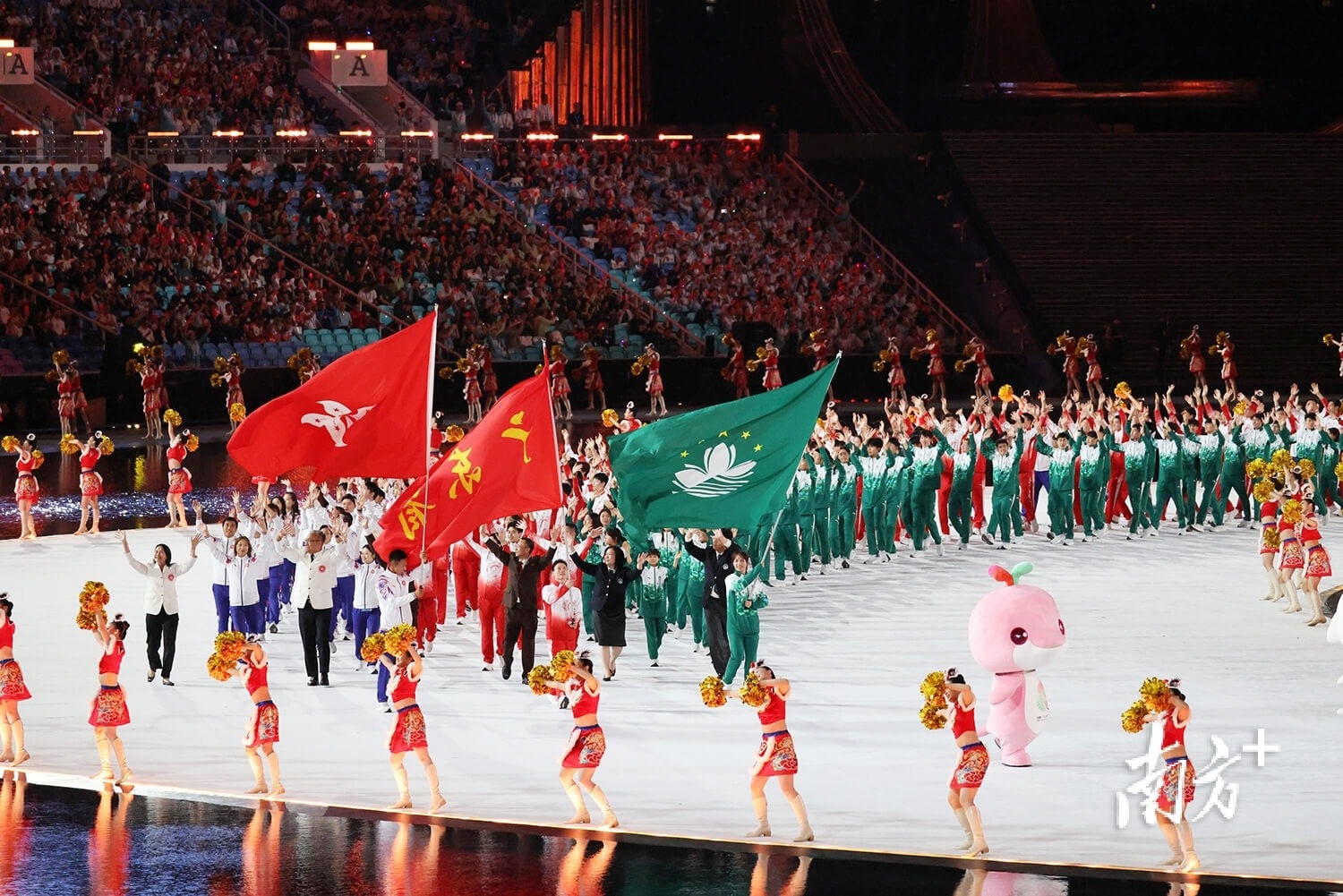 迈克·布朗：哈特整晚防字母哥都非常拼，唐斯进攻篮板很关键