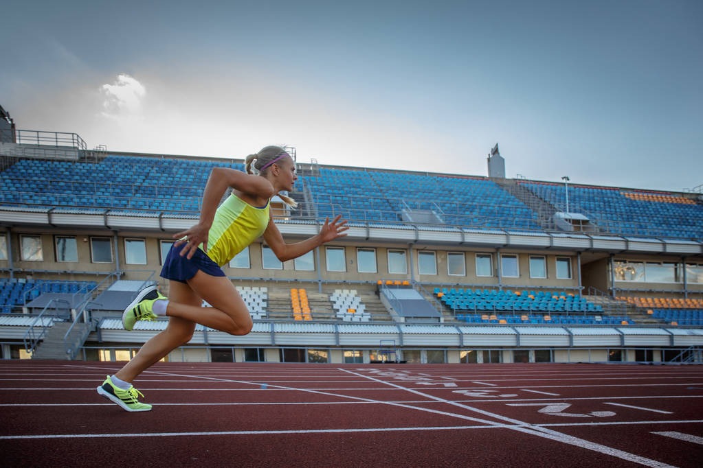 国足主帅伊万科维奇在赛前发布会上表示：我们一方面要求队员勇敢…